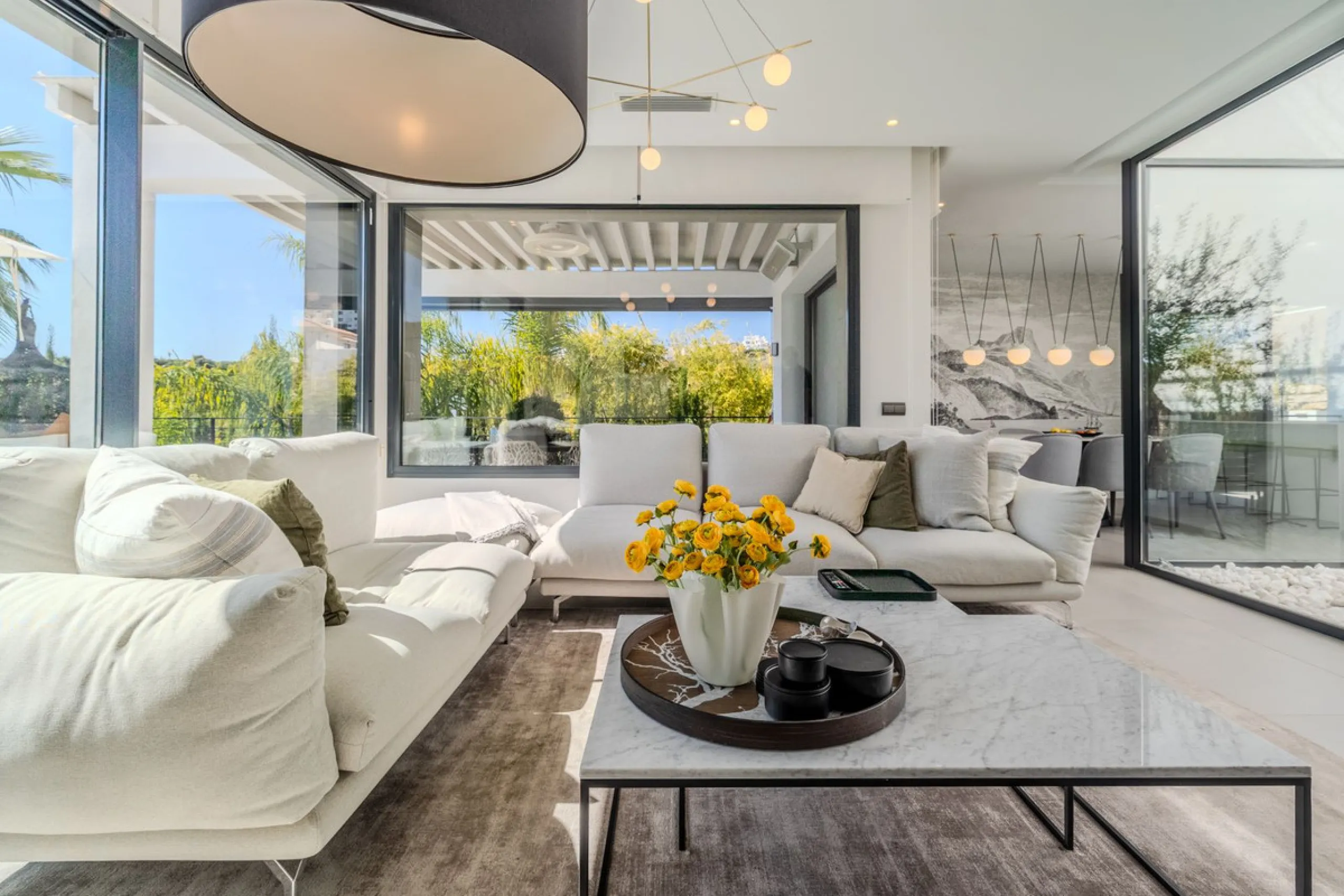 House - Detached Villa в продаже в Estepona, Málaga. В доме 4 спален и 5 ванных комнат. Площадь дома 383 м². Площадь участка 611 м²