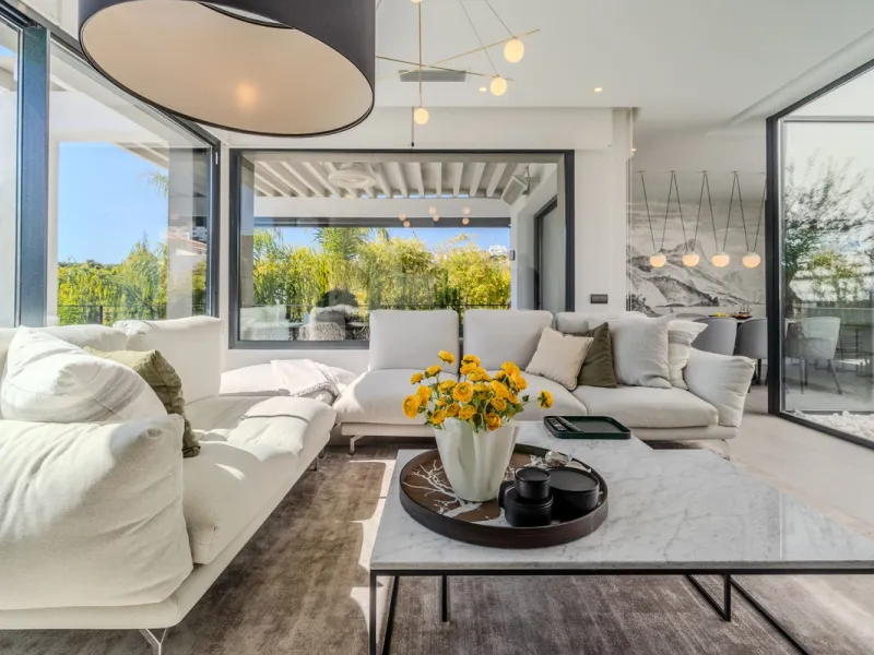 House - Detached Villa в продаже в Estepona, Málaga. В доме 4 спален и 5 ванных комнат. Площадь дома 383 м². Площадь участка 611 м²