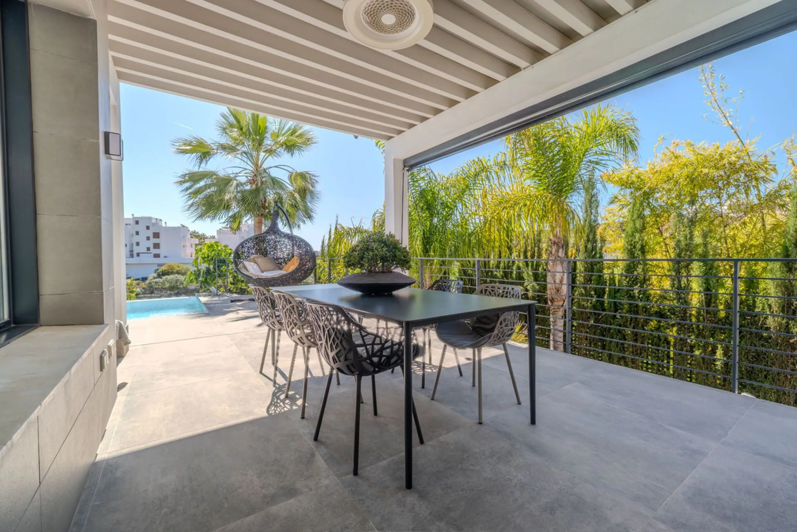 House - Detached Villa в продаже в Estepona, Málaga. В доме 4 спален и 5 ванных комнат. Площадь дома 383 м². Площадь участка 611 м²