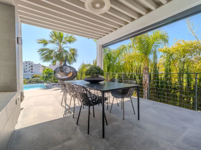 House - Detached Villa в продаже в Estepona, Málaga. В доме 4 спален и 5 ванных комнат. Площадь дома 383 м². Площадь участка 611 м²