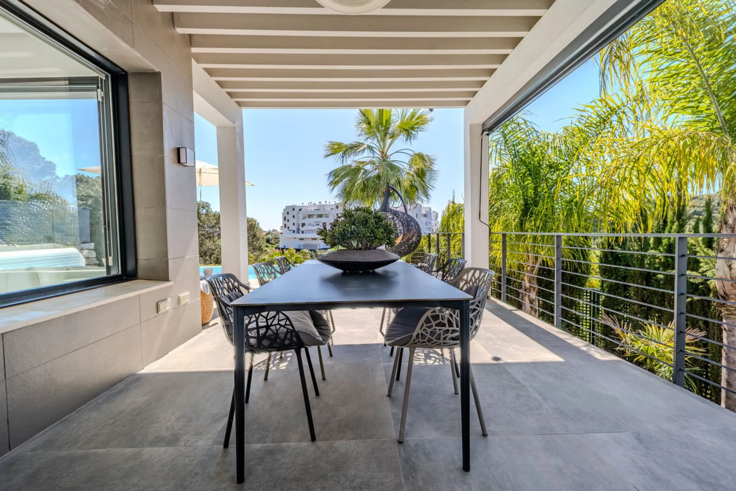 House - Detached Villa в продаже в Estepona, Málaga. В доме 4 спален и 5 ванных комнат. Площадь дома 383 м². Площадь участка 611 м²