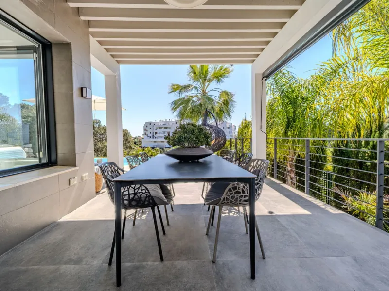 House - Detached Villa в продаже в Estepona, Málaga. В доме 4 спален и 5 ванных комнат. Площадь дома 383 м². Площадь участка 611 м²