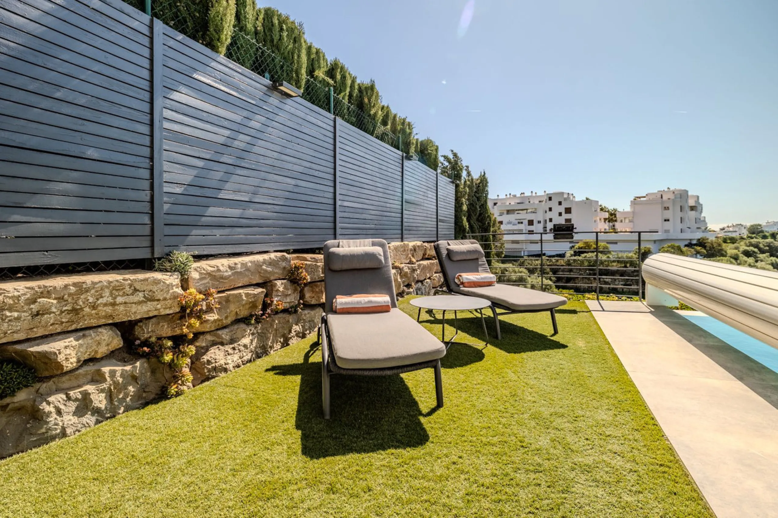 House - Detached Villa в продаже в Estepona, Málaga. В доме 4 спален и 5 ванных комнат. Площадь дома 383 м². Площадь участка 611 м²