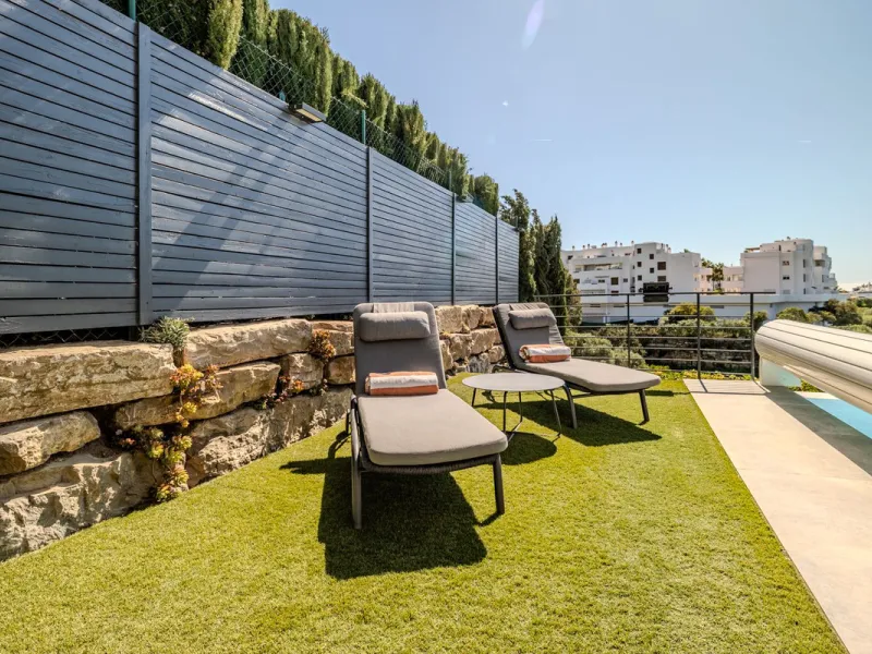 House - Detached Villa в продаже в Estepona, Málaga. В доме 4 спален и 5 ванных комнат. Площадь дома 383 м². Площадь участка 611 м²