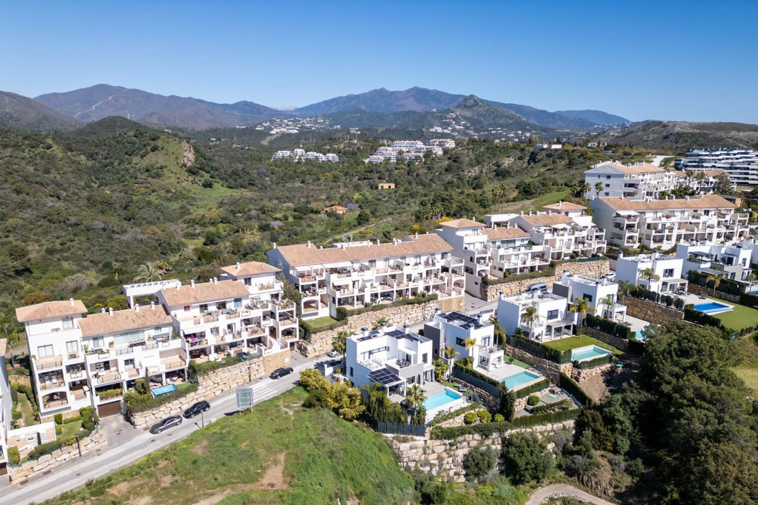 House - Detached Villa в продаже в Estepona, Málaga. В доме 4 спален и 5 ванных комнат. Площадь дома 383 м². Площадь участка 611 м²