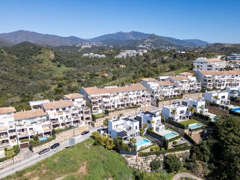 House - Detached Villa в продаже в Estepona, Málaga. В доме 4 спален и 5 ванных комнат. Площадь дома 383 м². Площадь участка 611 м²