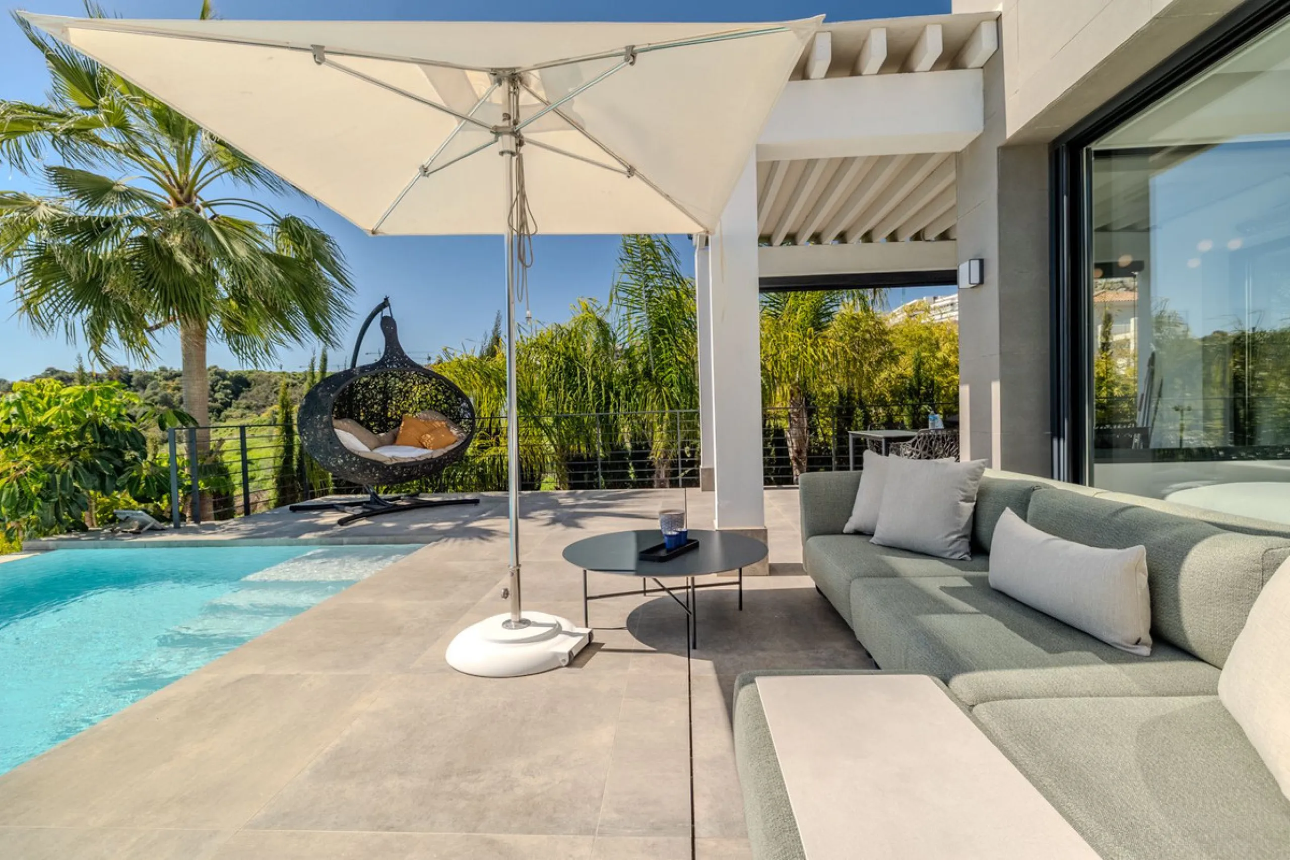 House - Detached Villa в продаже в Estepona, Málaga. В доме 4 спален и 5 ванных комнат. Площадь дома 383 м². Площадь участка 611 м²
