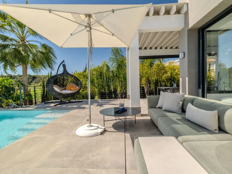 House - Detached Villa в продаже в Estepona, Málaga. В доме 4 спален и 5 ванных комнат. Площадь дома 383 м². Площадь участка 611 м²