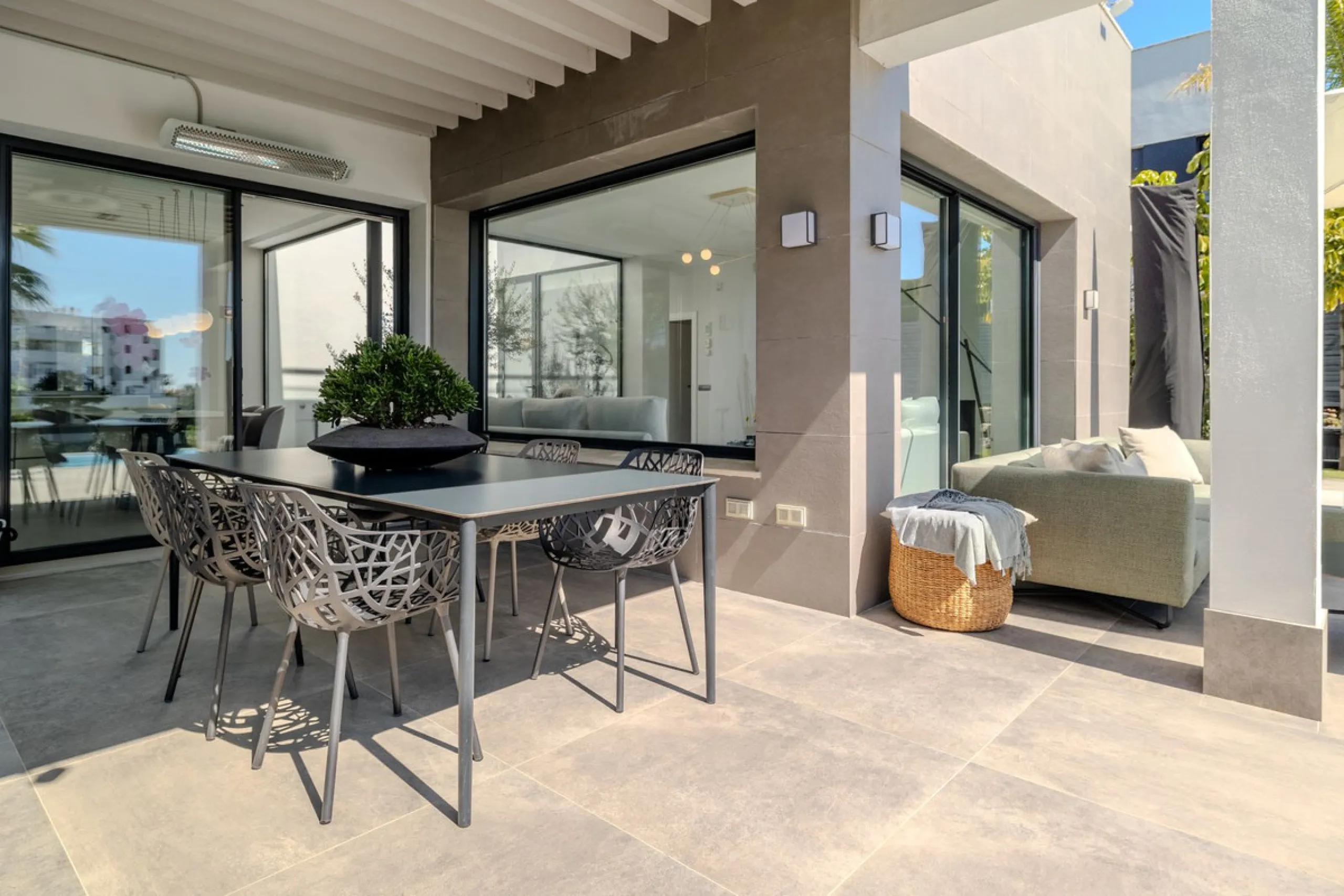 House - Detached Villa в продаже в Estepona, Málaga. В доме 4 спален и 5 ванных комнат. Площадь дома 383 м². Площадь участка 611 м²