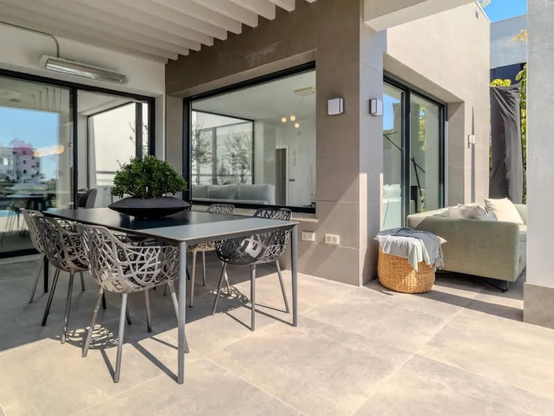 House - Detached Villa в продаже в Estepona, Málaga. В доме 4 спален и 5 ванных комнат. Площадь дома 383 м². Площадь участка 611 м²