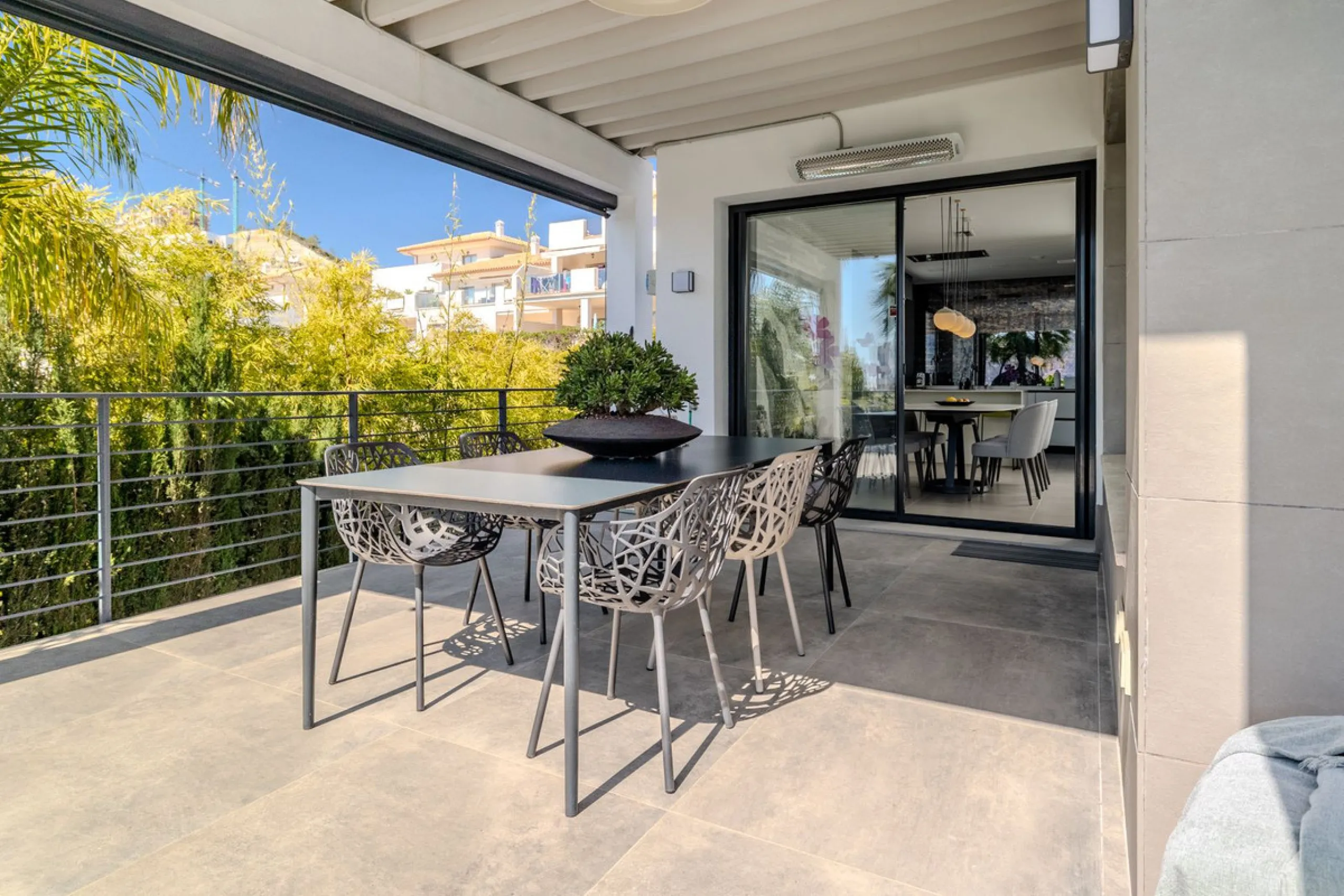 House - Detached Villa в продаже в Estepona, Málaga. В доме 4 спален и 5 ванных комнат. Площадь дома 383 м². Площадь участка 611 м²