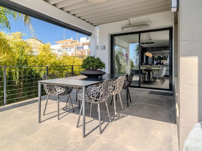House - Detached Villa в продаже в Estepona, Málaga. В доме 4 спален и 5 ванных комнат. Площадь дома 383 м². Площадь участка 611 м²