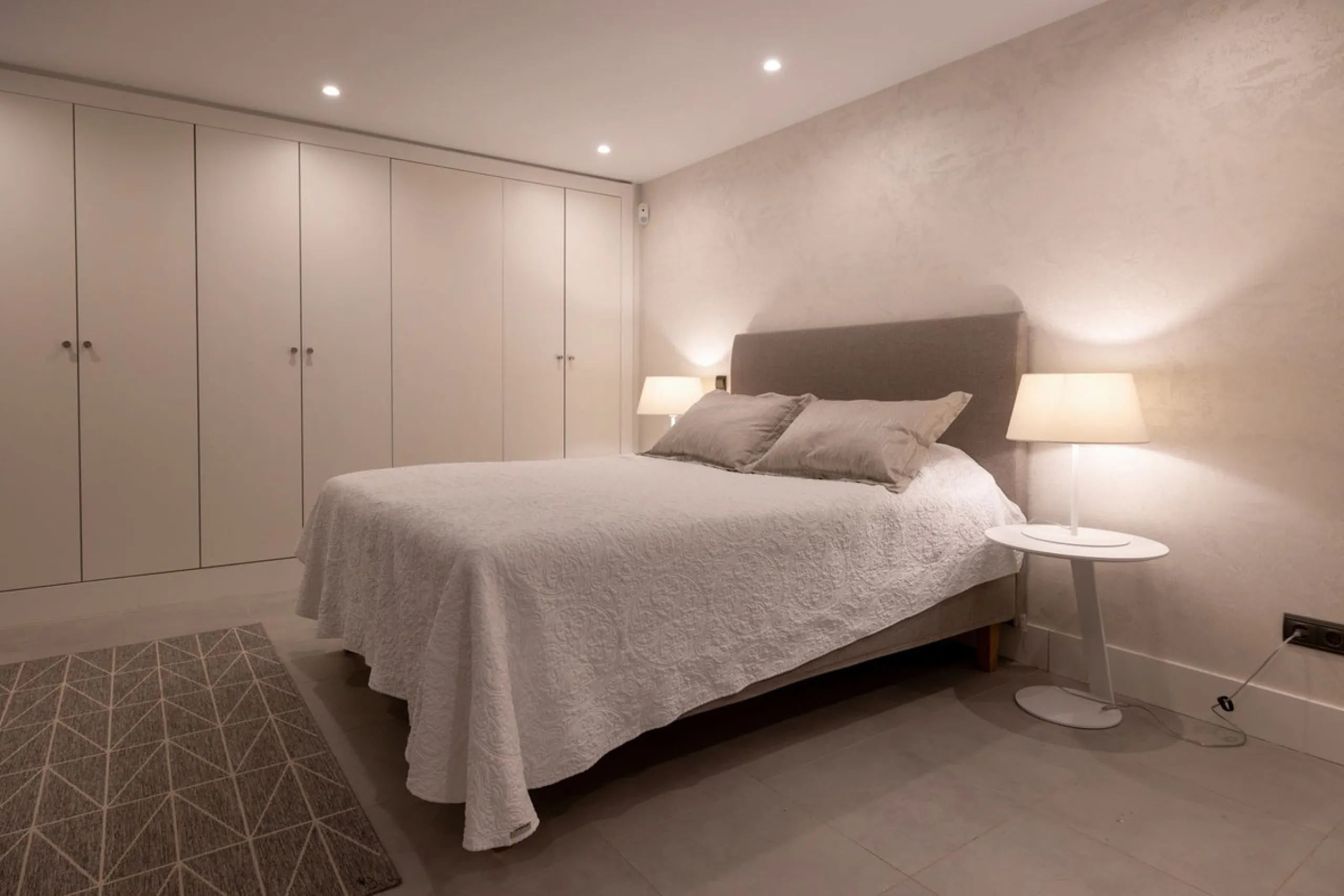 House - Detached Villa в продаже в Estepona, Málaga. В доме 4 спален и 5 ванных комнат. Площадь дома 383 м². Площадь участка 611 м²