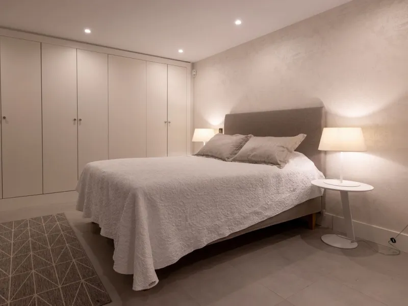 House - Detached Villa в продаже в Estepona, Málaga. В доме 4 спален и 5 ванных комнат. Площадь дома 383 м². Площадь участка 611 м²