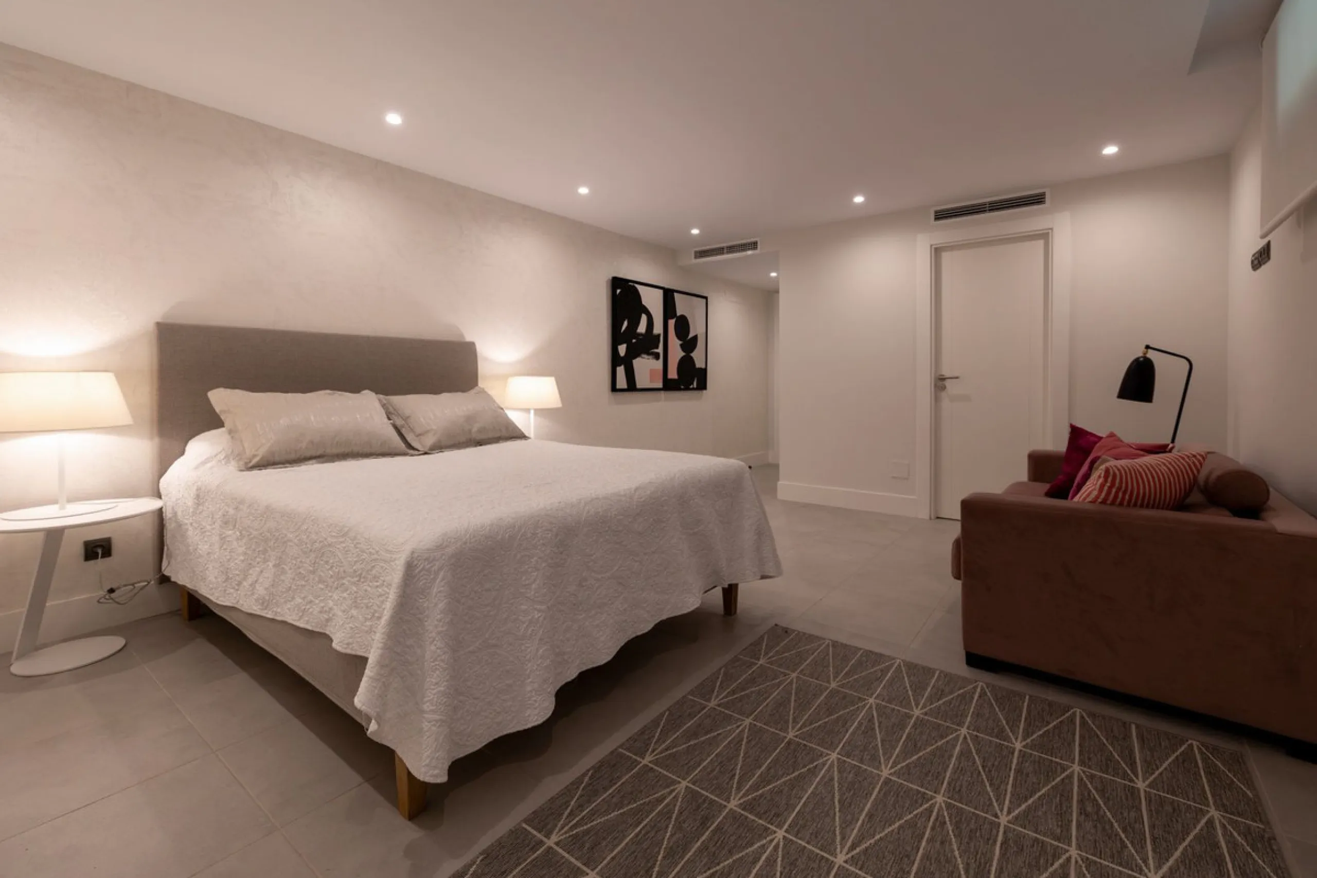 House - Detached Villa в продаже в Estepona, Málaga. В доме 4 спален и 5 ванных комнат. Площадь дома 383 м². Площадь участка 611 м²
