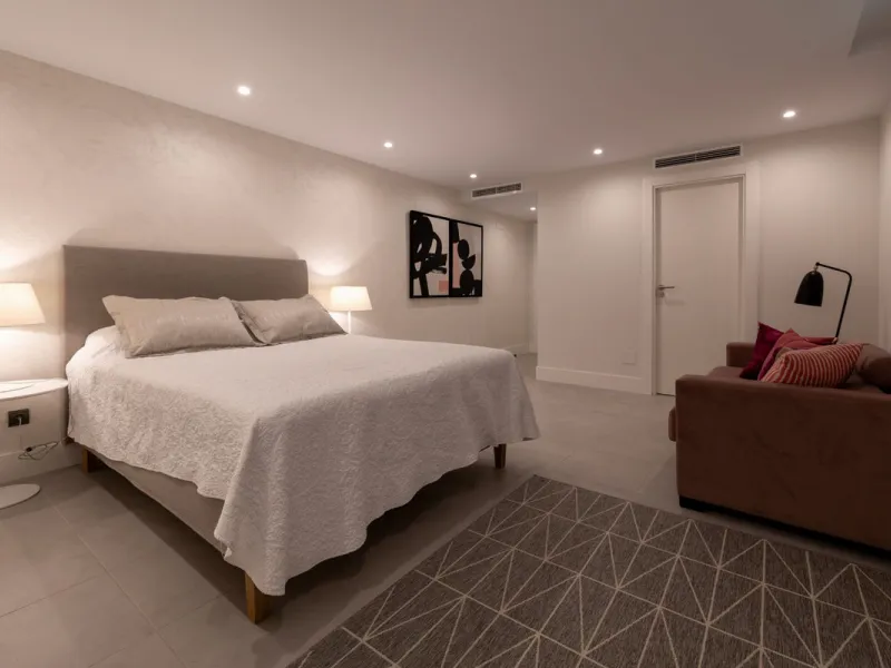 House - Detached Villa в продаже в Estepona, Málaga. В доме 4 спален и 5 ванных комнат. Площадь дома 383 м². Площадь участка 611 м²