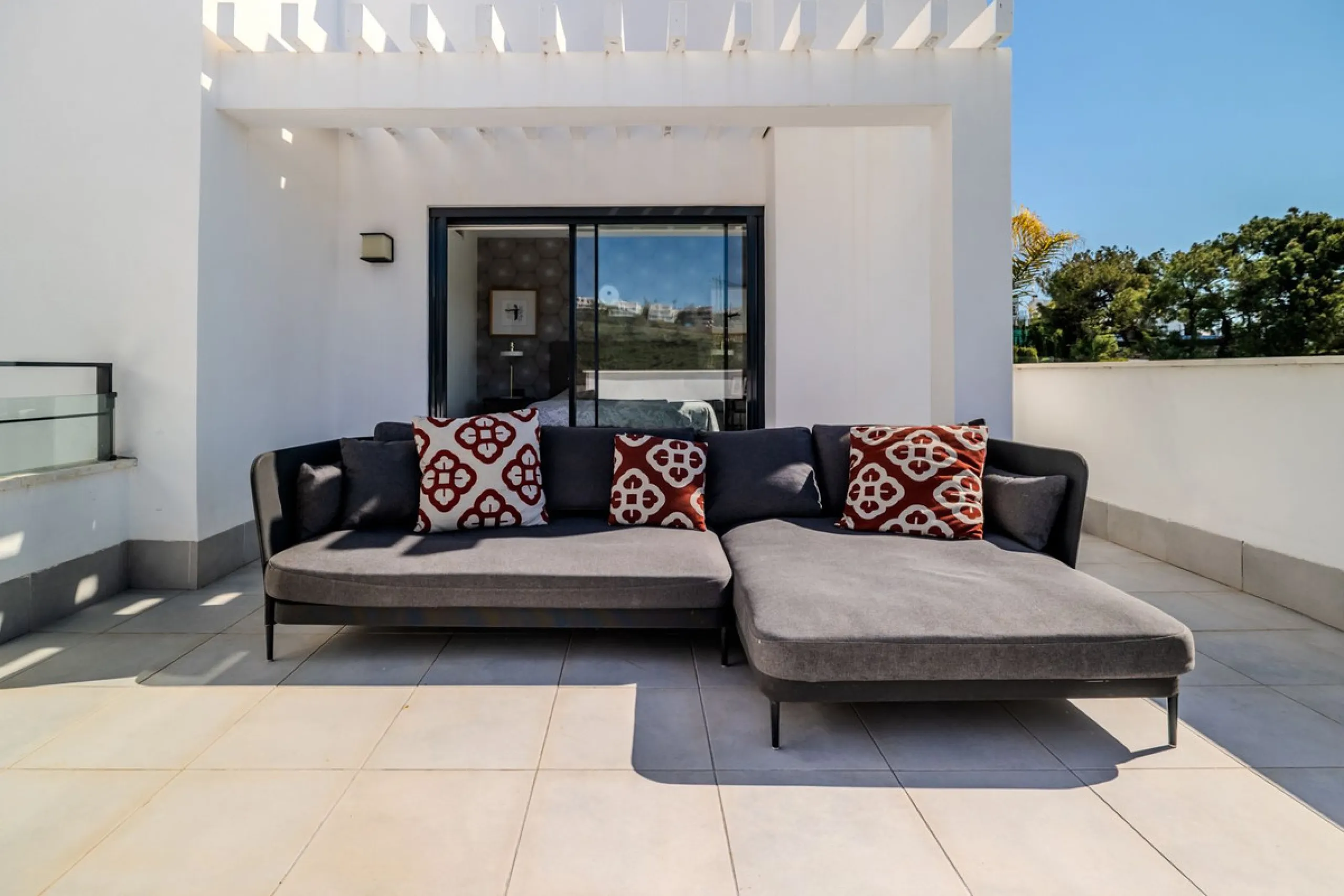 House - Detached Villa в продаже в Estepona, Málaga. В доме 4 спален и 5 ванных комнат. Площадь дома 383 м². Площадь участка 611 м²