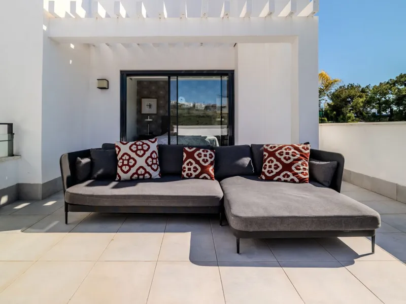 House - Detached Villa в продаже в Estepona, Málaga. В доме 4 спален и 5 ванных комнат. Площадь дома 383 м². Площадь участка 611 м²