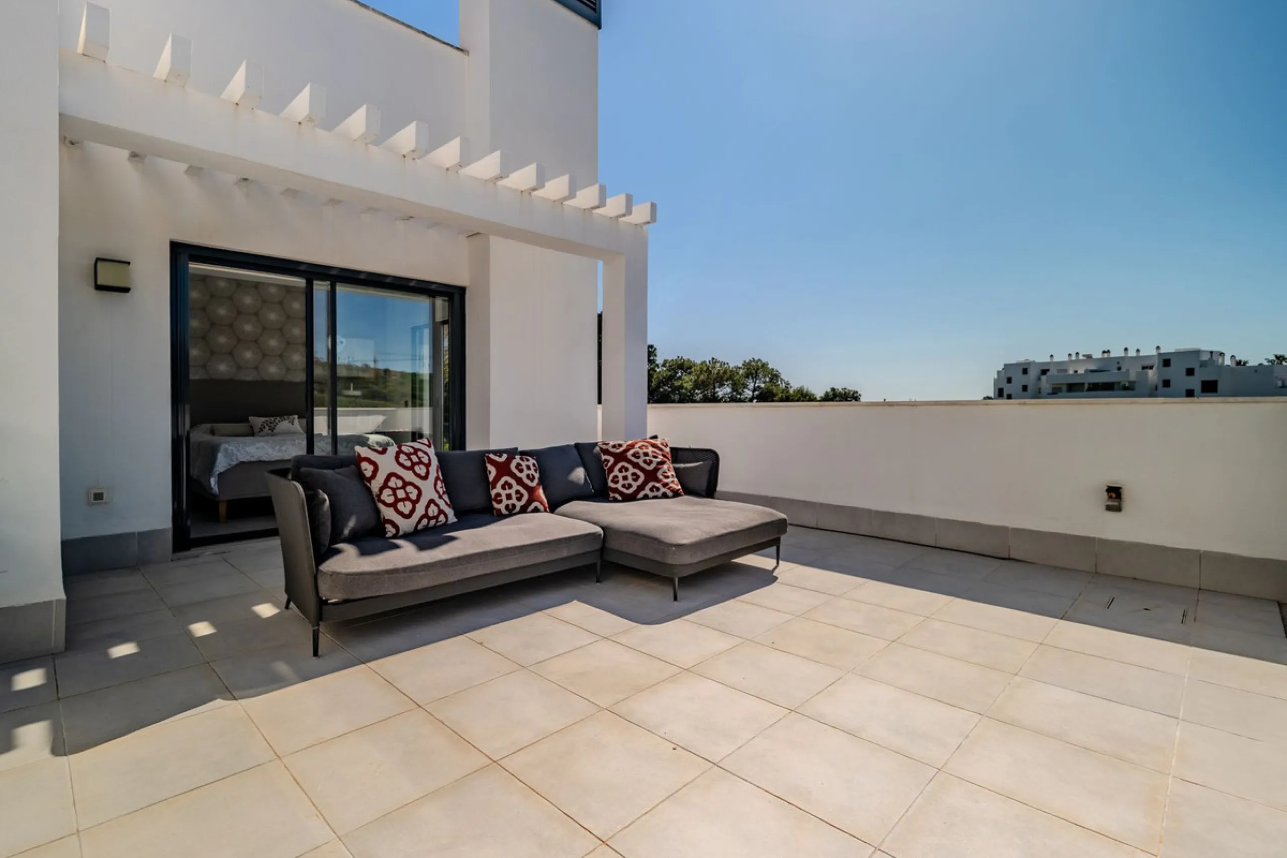 House - Detached Villa в продаже в Estepona, Málaga. В доме 4 спален и 5 ванных комнат. Площадь дома 383 м². Площадь участка 611 м²