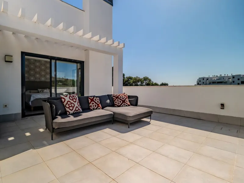 House - Detached Villa в продаже в Estepona, Málaga. В доме 4 спален и 5 ванных комнат. Площадь дома 383 м². Площадь участка 611 м²