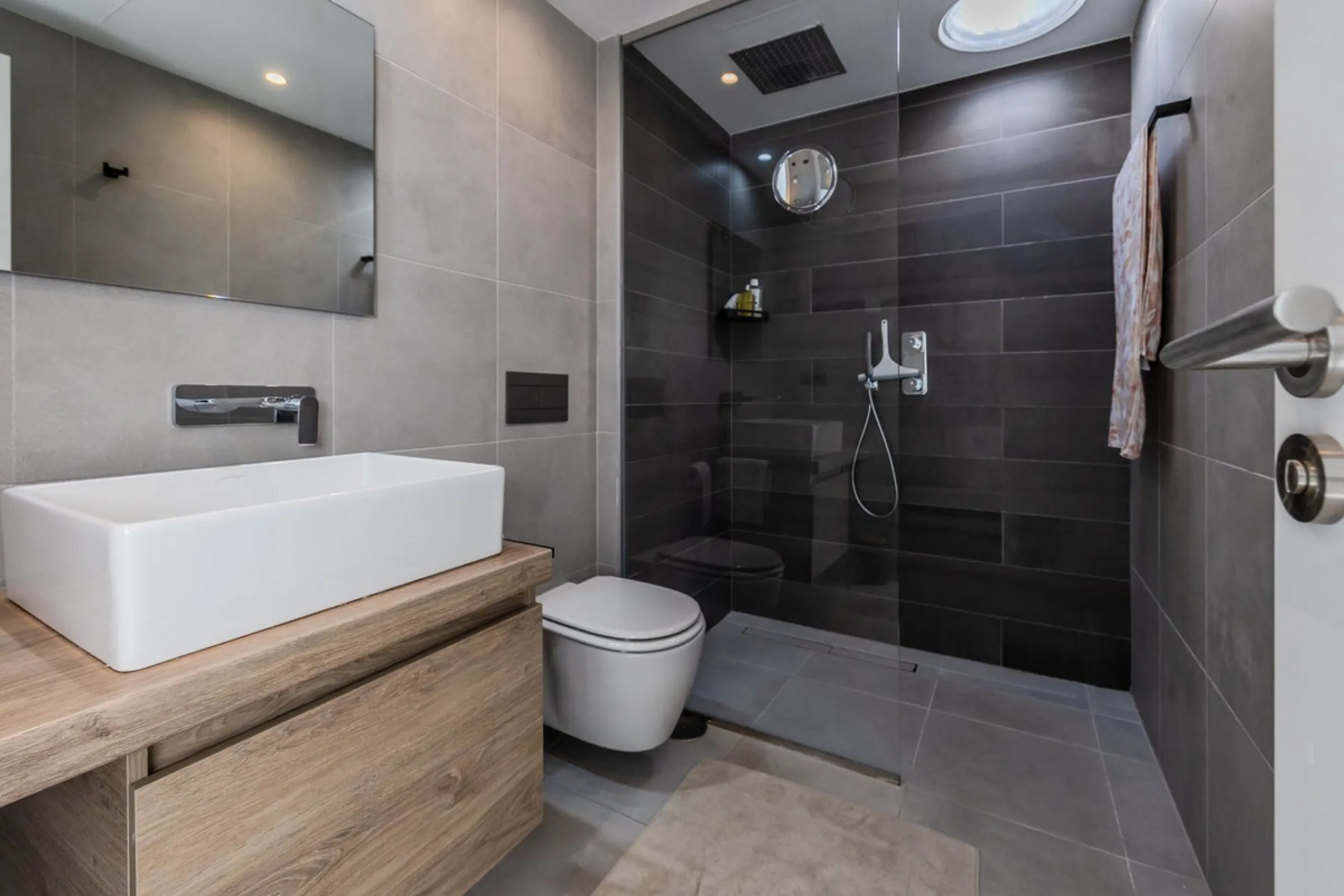 House - Detached Villa в продаже в Estepona, Málaga. В доме 4 спален и 5 ванных комнат. Площадь дома 383 м². Площадь участка 611 м²