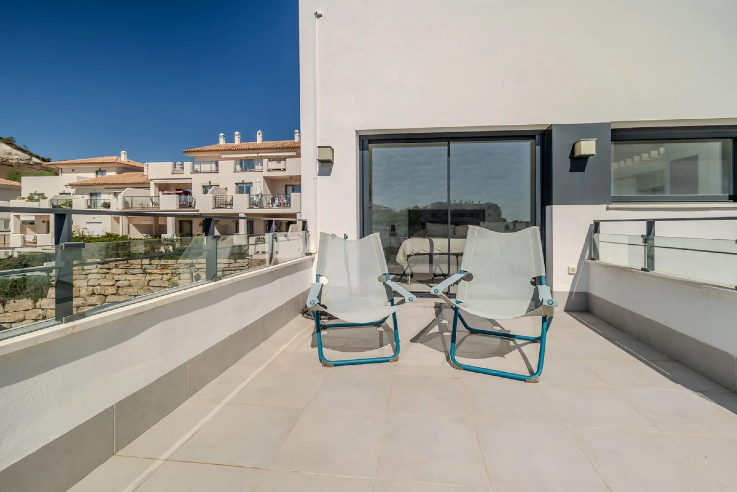 House - Detached Villa в продаже в Estepona, Málaga. В доме 4 спален и 5 ванных комнат. Площадь дома 383 м². Площадь участка 611 м²
