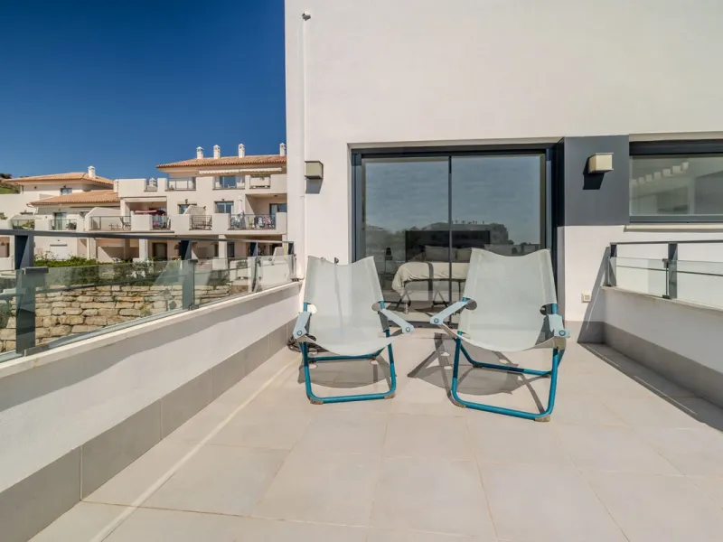 House - Detached Villa в продаже в Estepona, Málaga. В доме 4 спален и 5 ванных комнат. Площадь дома 383 м². Площадь участка 611 м²