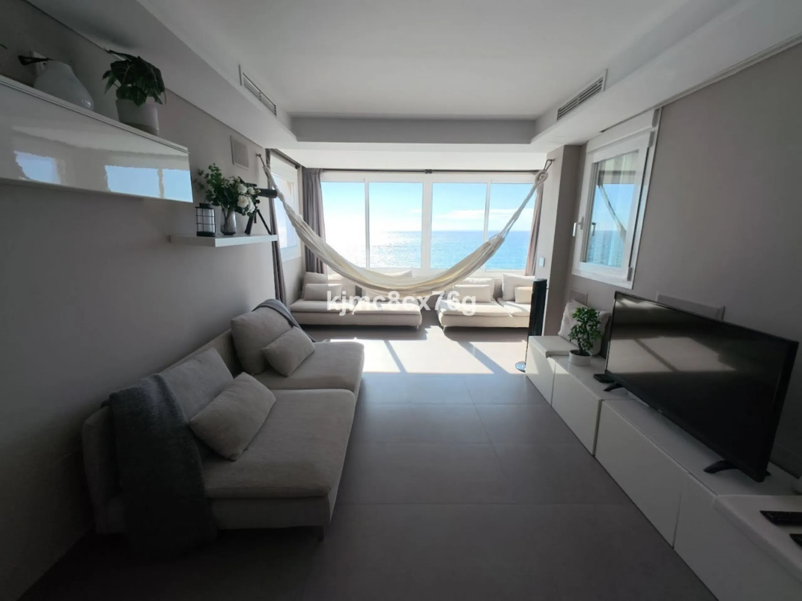 An exceptional luxury penthouse on the beachfront, with a tourist licence and a proven return on investment.