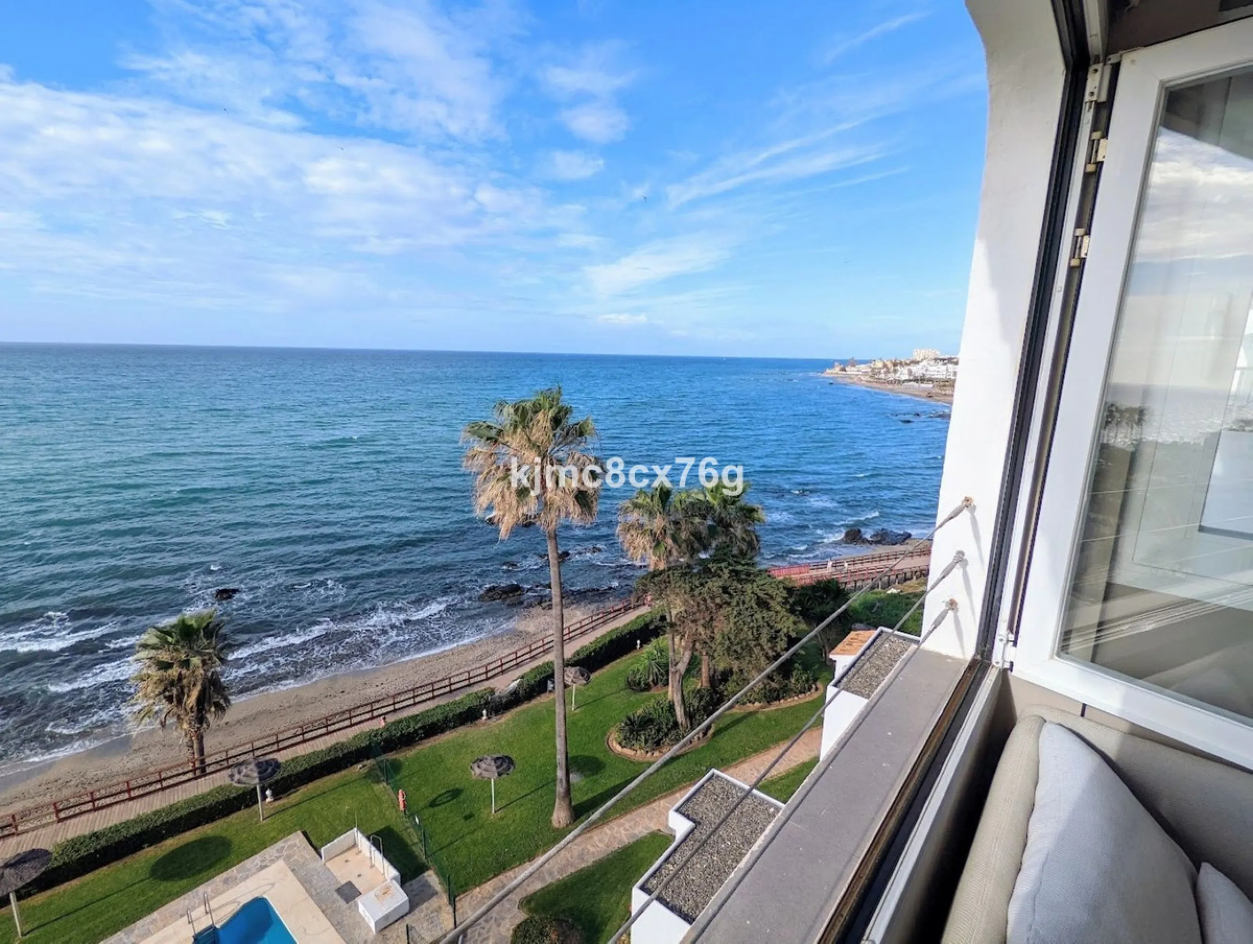 An exceptional luxury penthouse on the beachfront, with a tourist licence and a proven return on investment.