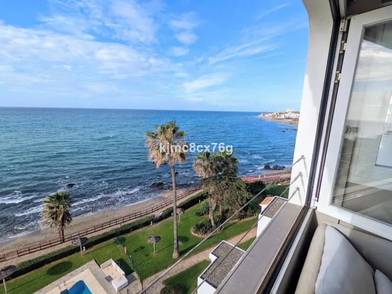An exceptional luxury penthouse on the beachfront, with a tourist licence and a proven return on investment.