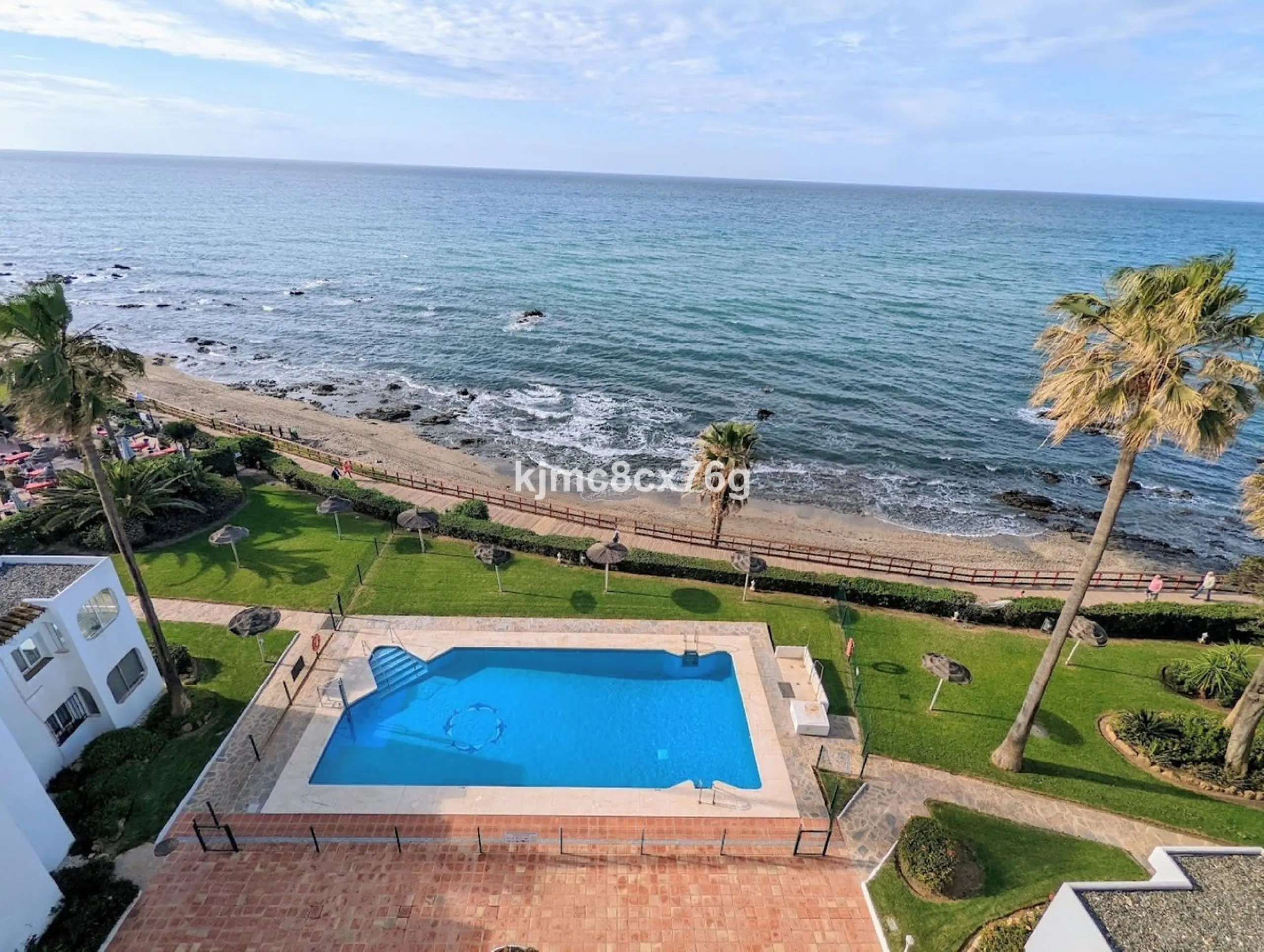 An exceptional luxury penthouse on the beachfront, with a tourist licence and a proven return on investment.