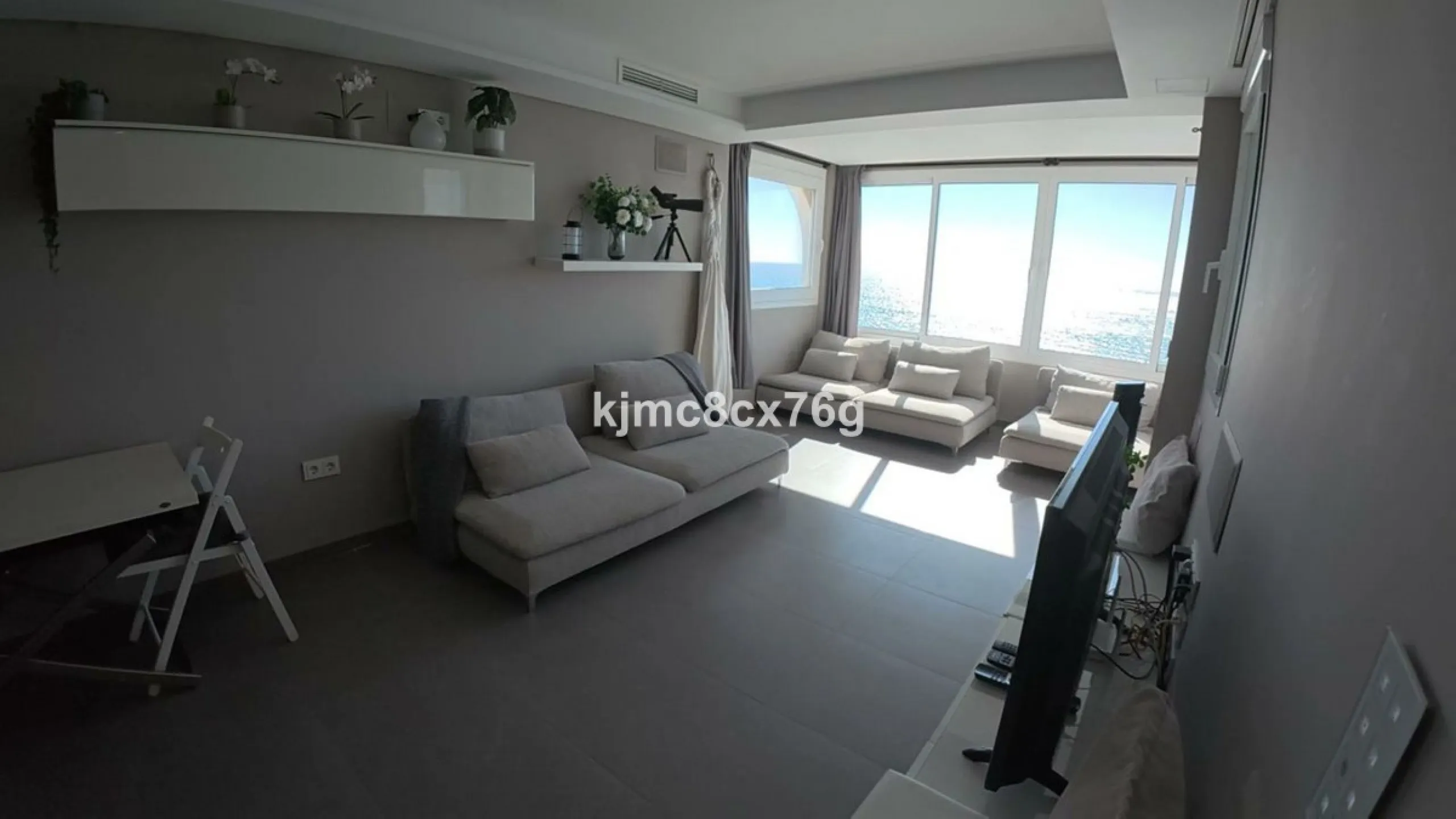 An exceptional luxury penthouse on the beachfront, with a tourist licence and a proven return on investment.