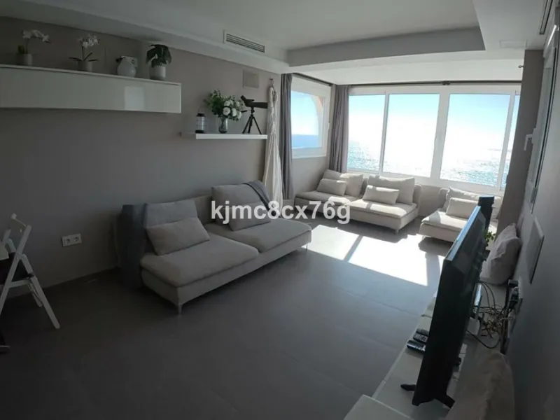An exceptional luxury penthouse on the beachfront, with a tourist licence and a proven return on investment.