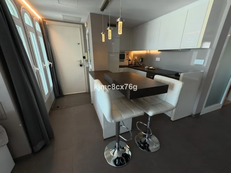 An exceptional luxury penthouse on the beachfront, with a tourist licence and a proven return on investment.