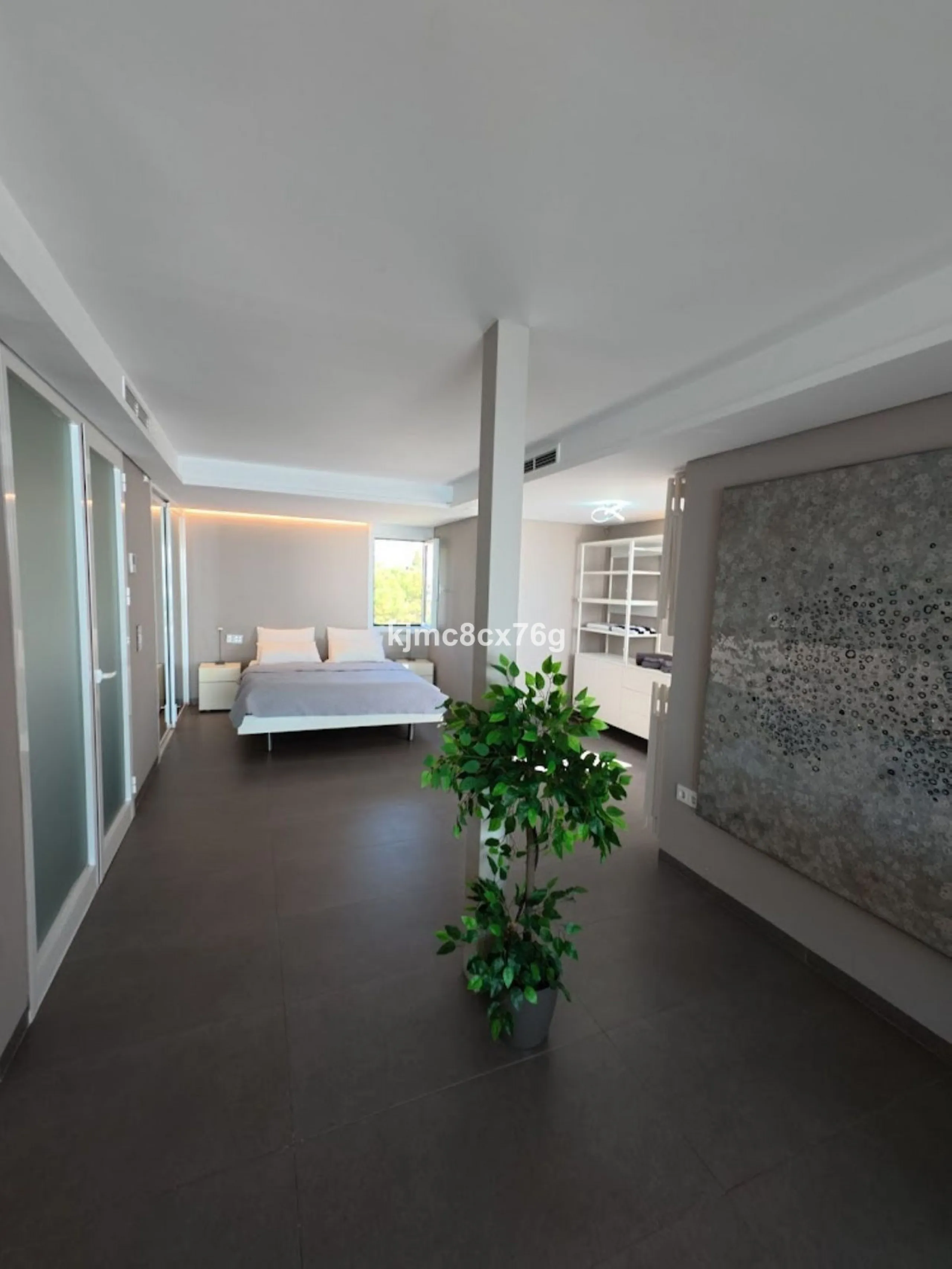 An exceptional luxury penthouse on the beachfront, with a tourist licence and a proven return on investment.