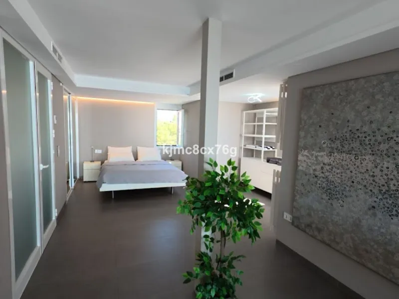 An exceptional luxury penthouse on the beachfront, with a tourist licence and a proven return on investment.