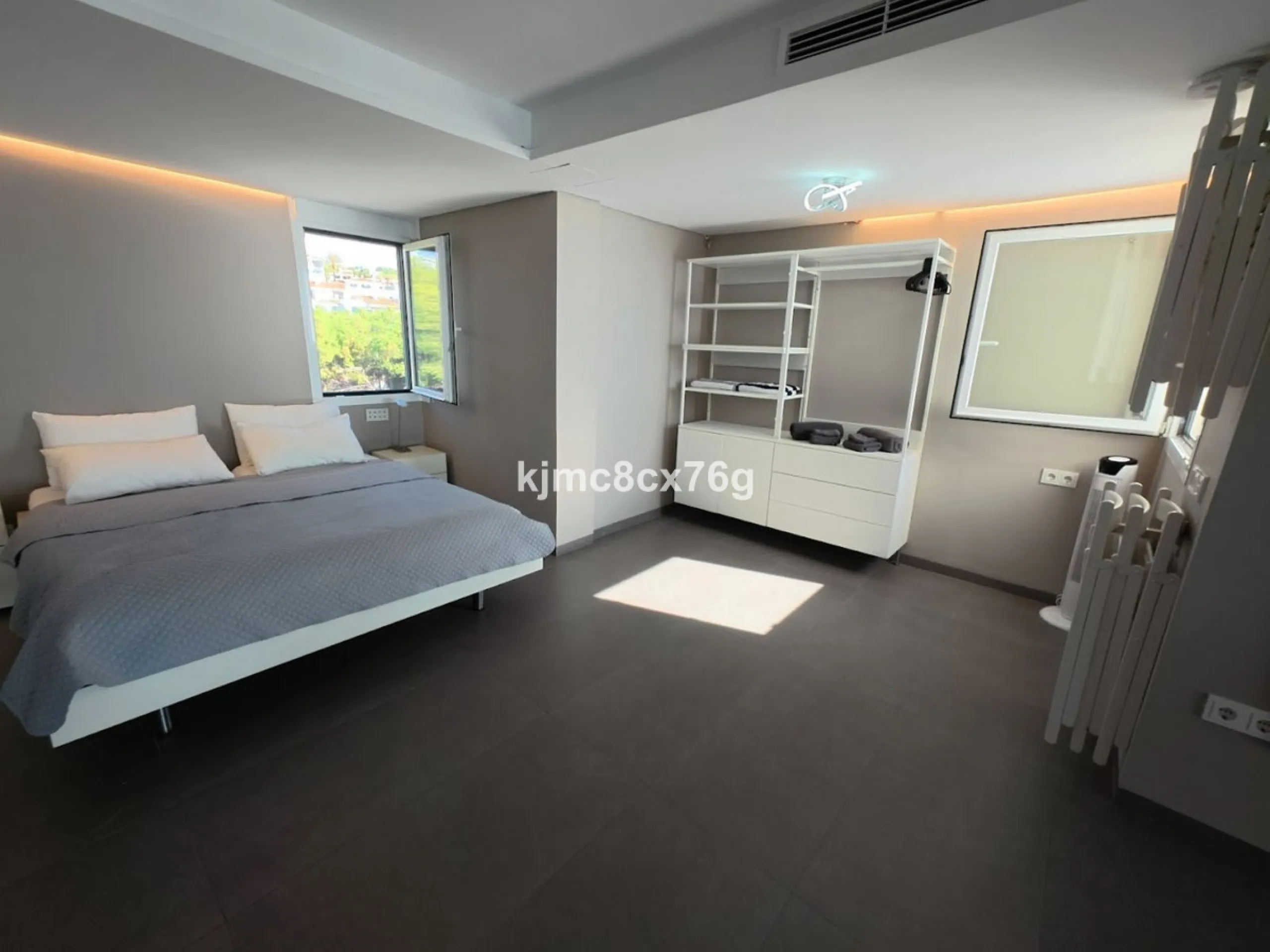 An exceptional luxury penthouse on the beachfront, with a tourist licence and a proven return on investment.