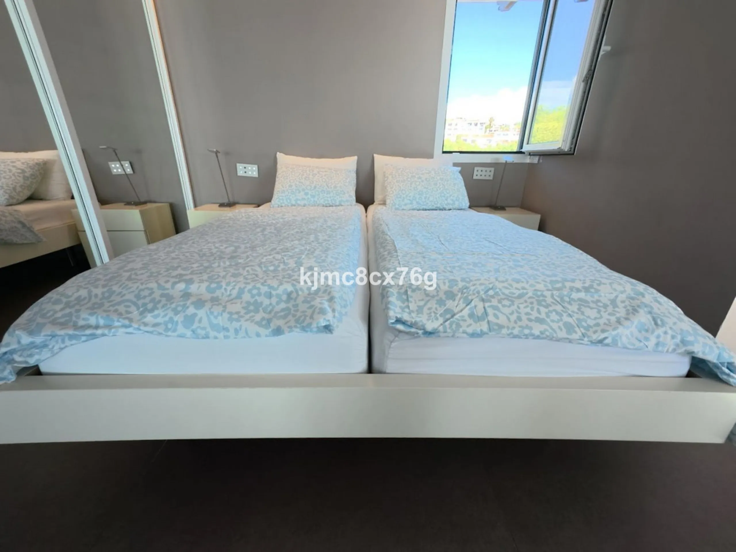 An exceptional luxury penthouse on the beachfront, with a tourist licence and a proven return on investment.