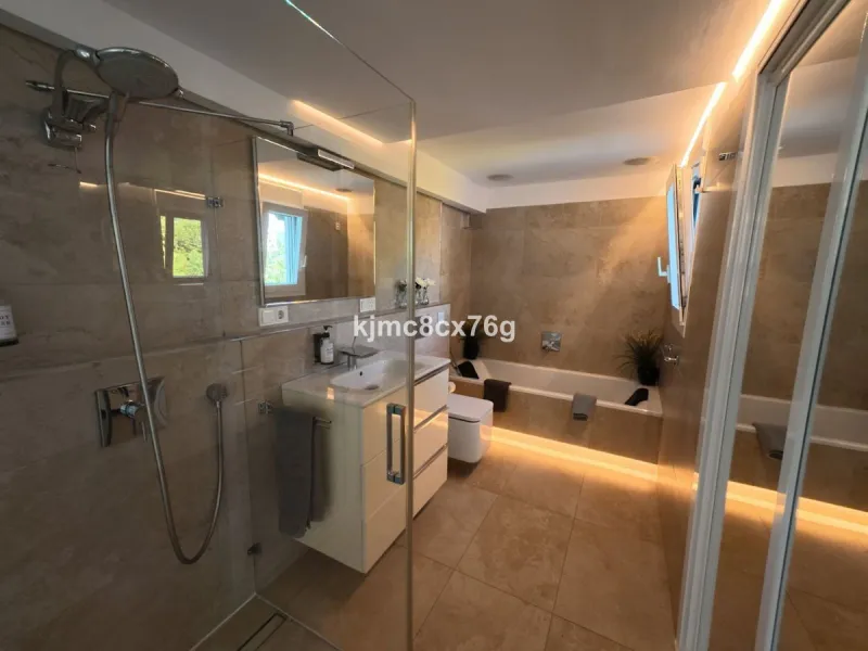 An exceptional luxury penthouse on the beachfront, with a tourist licence and a proven return on investment.
