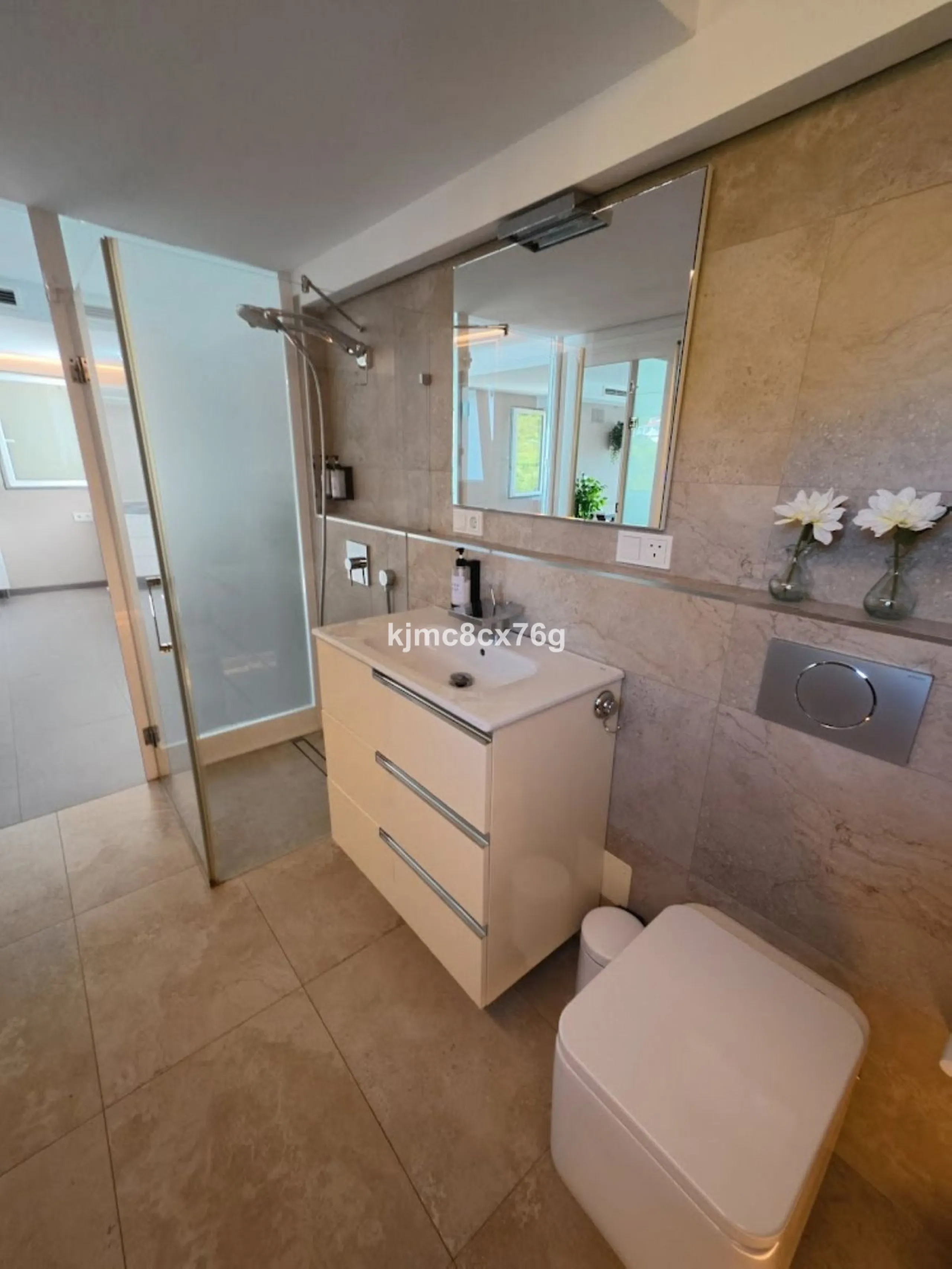 An exceptional luxury penthouse on the beachfront, with a tourist licence and a proven return on investment.