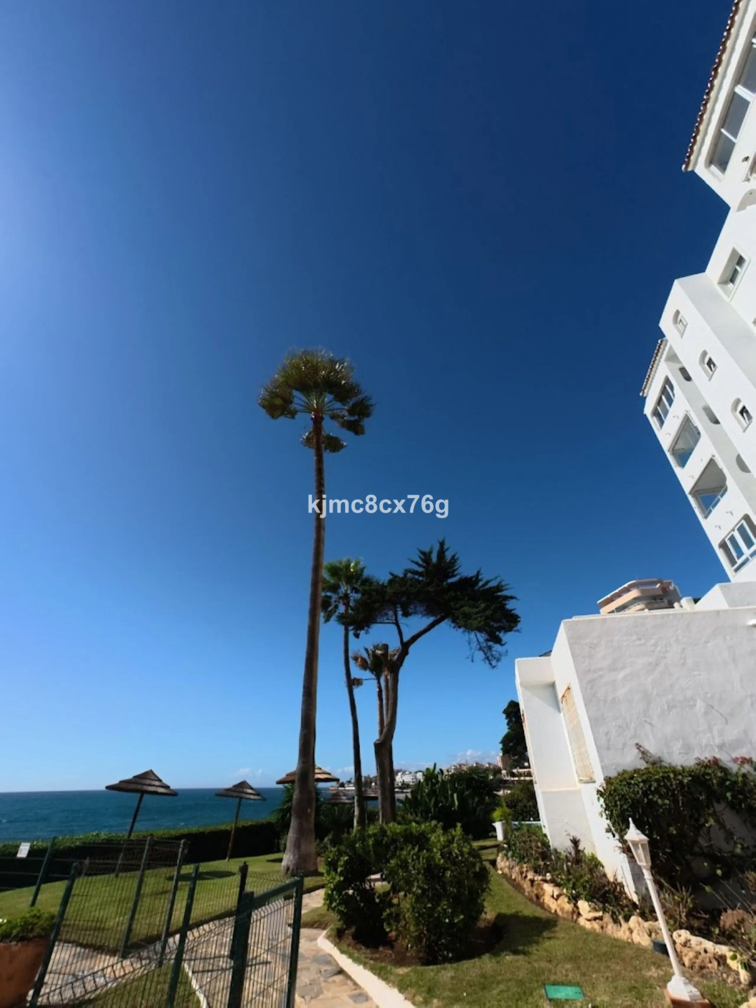 An exceptional luxury penthouse on the beachfront, with a tourist licence and a proven return on investment.