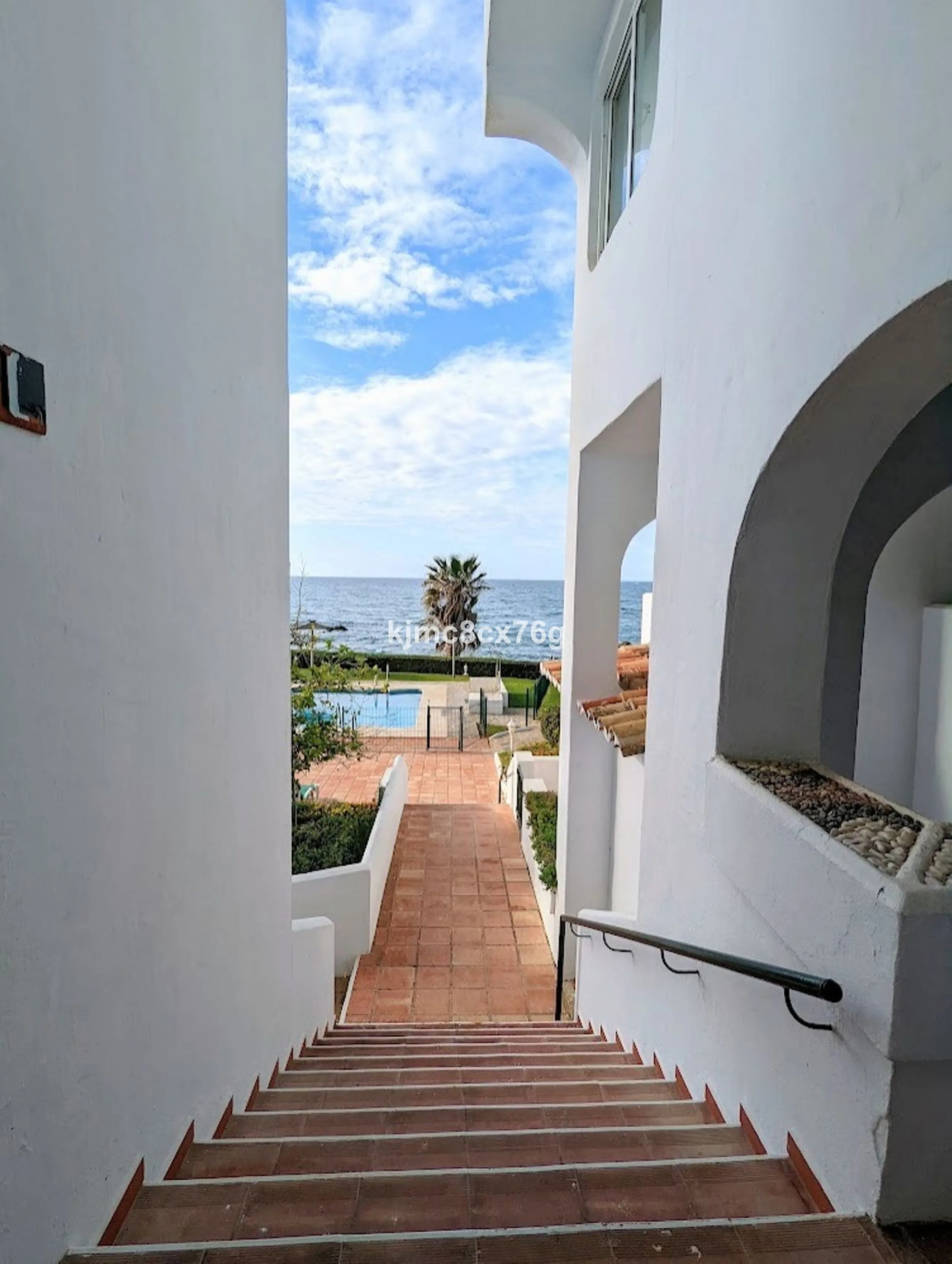 An exceptional luxury penthouse on the beachfront, with a tourist licence and a proven return on investment.