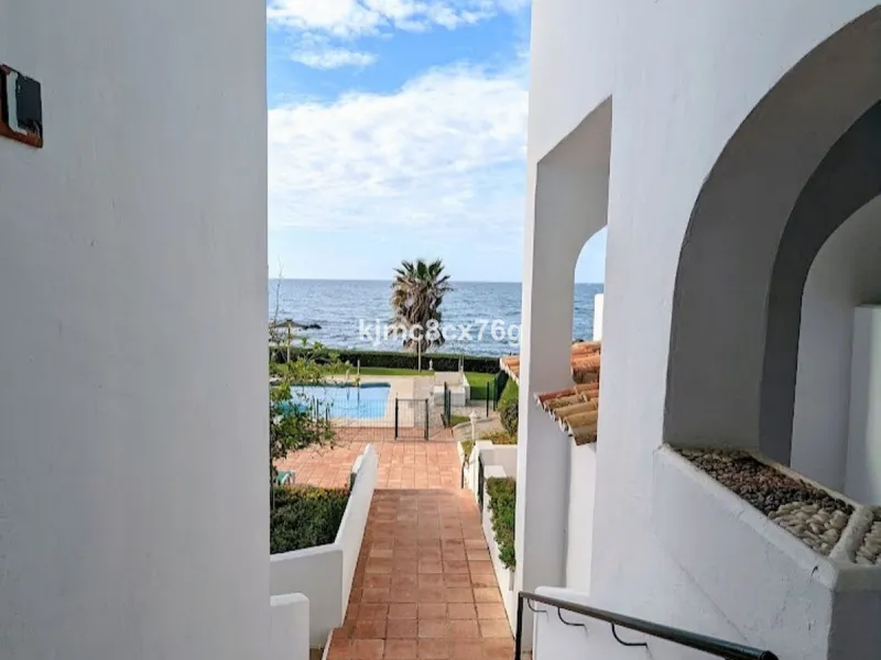 An exceptional luxury penthouse on the beachfront, with a tourist licence and a proven return on investment.