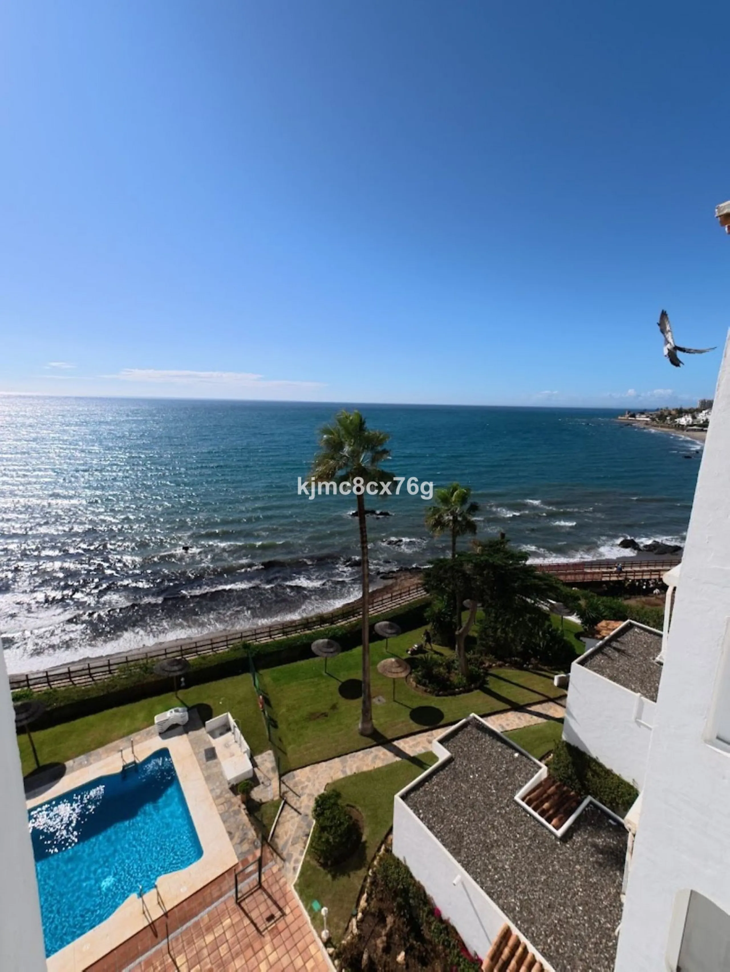 An exceptional luxury penthouse on the beachfront, with a tourist licence and a proven return on investment.