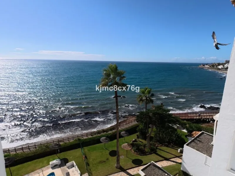 An exceptional luxury penthouse on the beachfront, with a tourist licence and a proven return on investment.