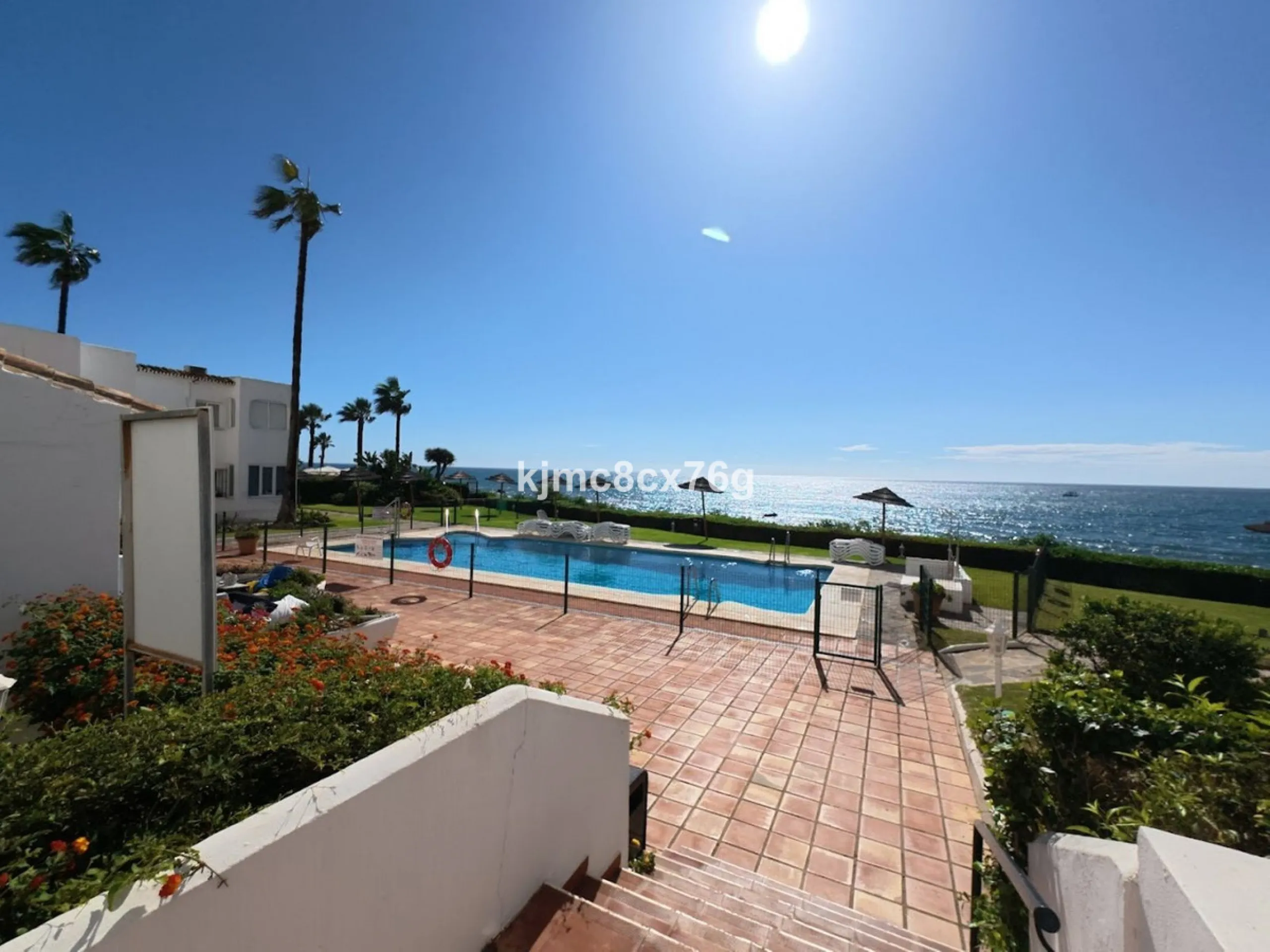 An exceptional luxury penthouse on the beachfront, with a tourist licence and a proven return on investment.