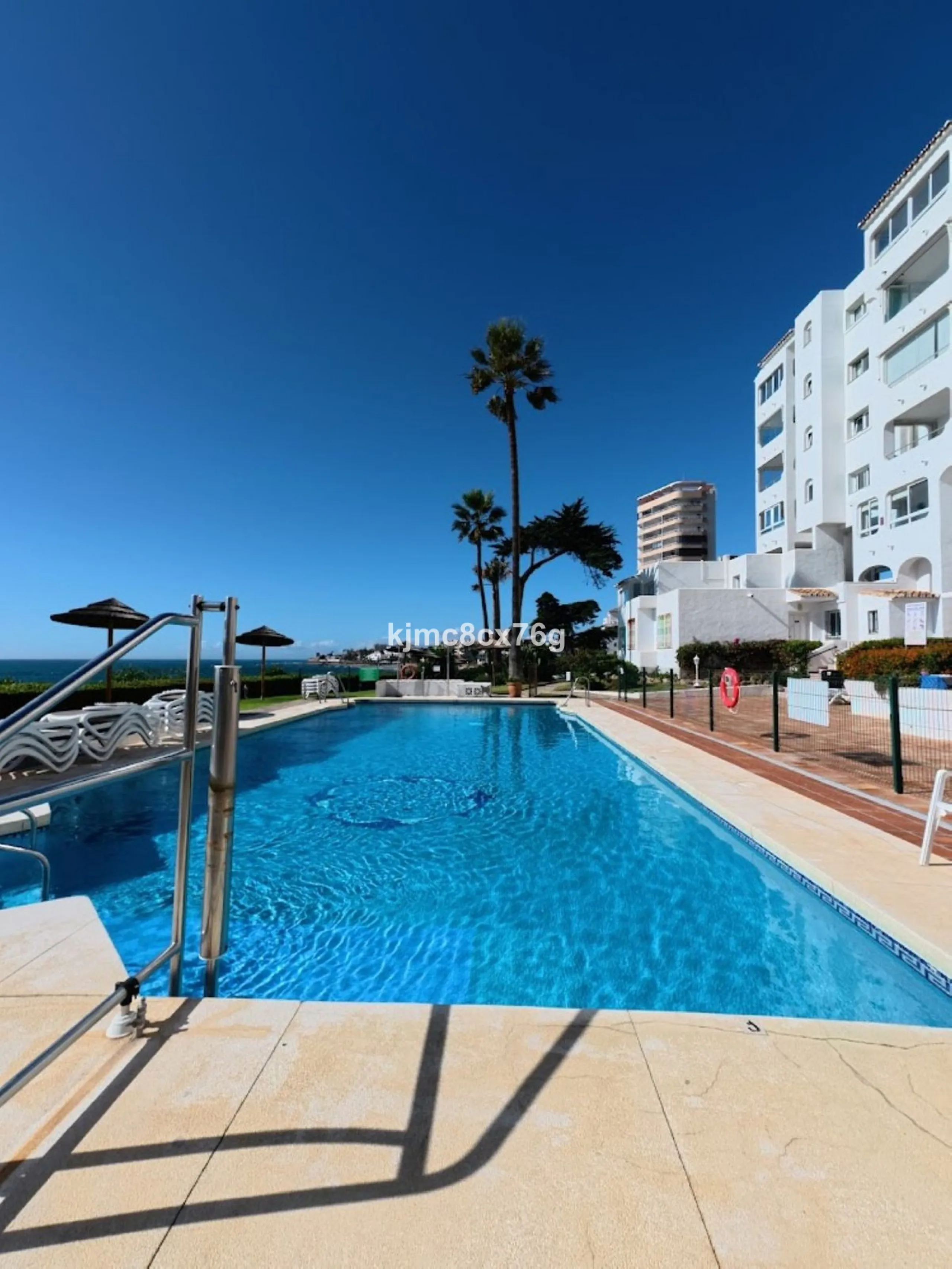 An exceptional luxury penthouse on the beachfront, with a tourist licence and a proven return on investment.
