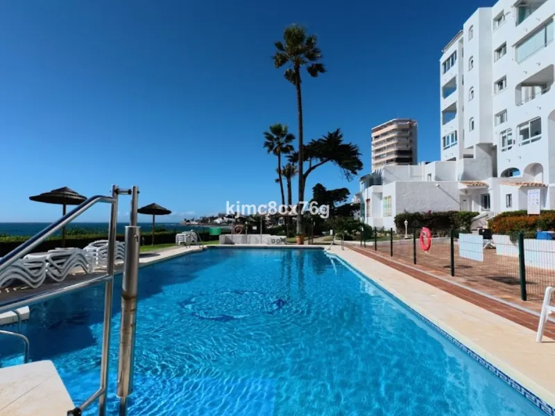 An exceptional luxury penthouse on the beachfront, with a tourist licence and a proven return on investment.
