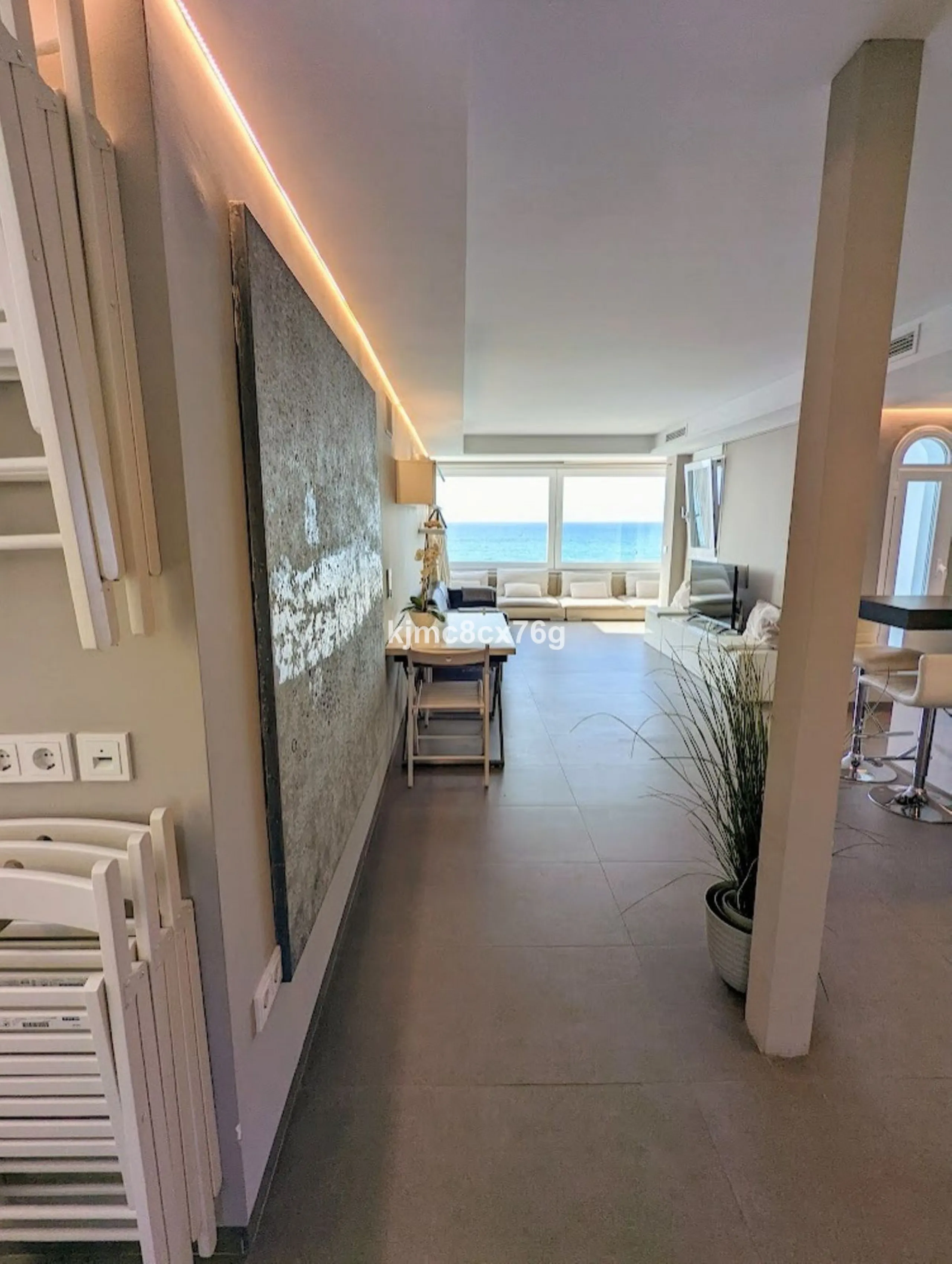 An exceptional luxury penthouse on the beachfront, with a tourist licence and a proven return on investment.