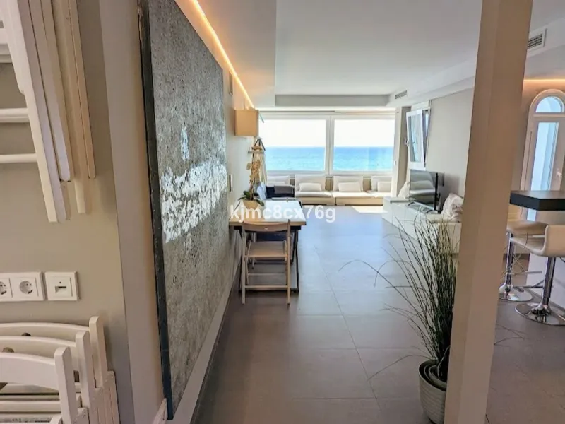 An exceptional luxury penthouse on the beachfront, with a tourist licence and a proven return on investment.